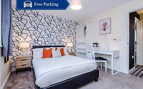 Chic 2 Bed House With Garden & Free Parking